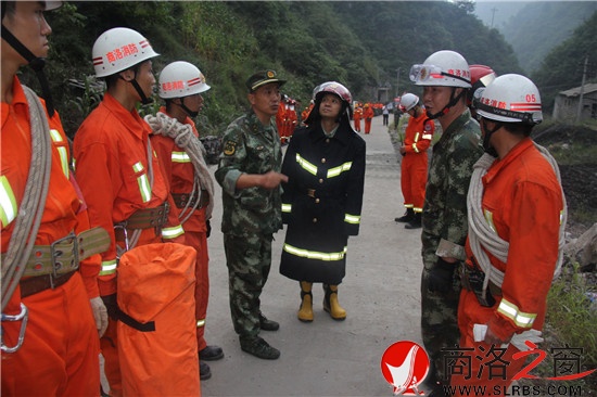 夜幕降臨，參與救援的武警戰(zhàn)士仍在接受任務。